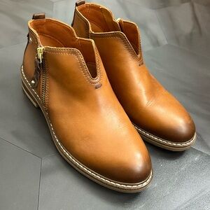 Pikolinos tan ankle boots